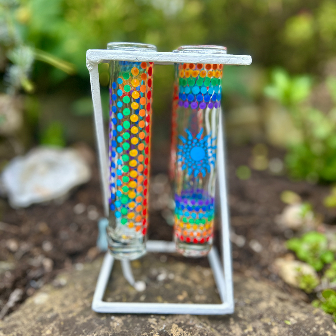 Glasvasen bemalt mit Mandalas in Regenbogenfarben