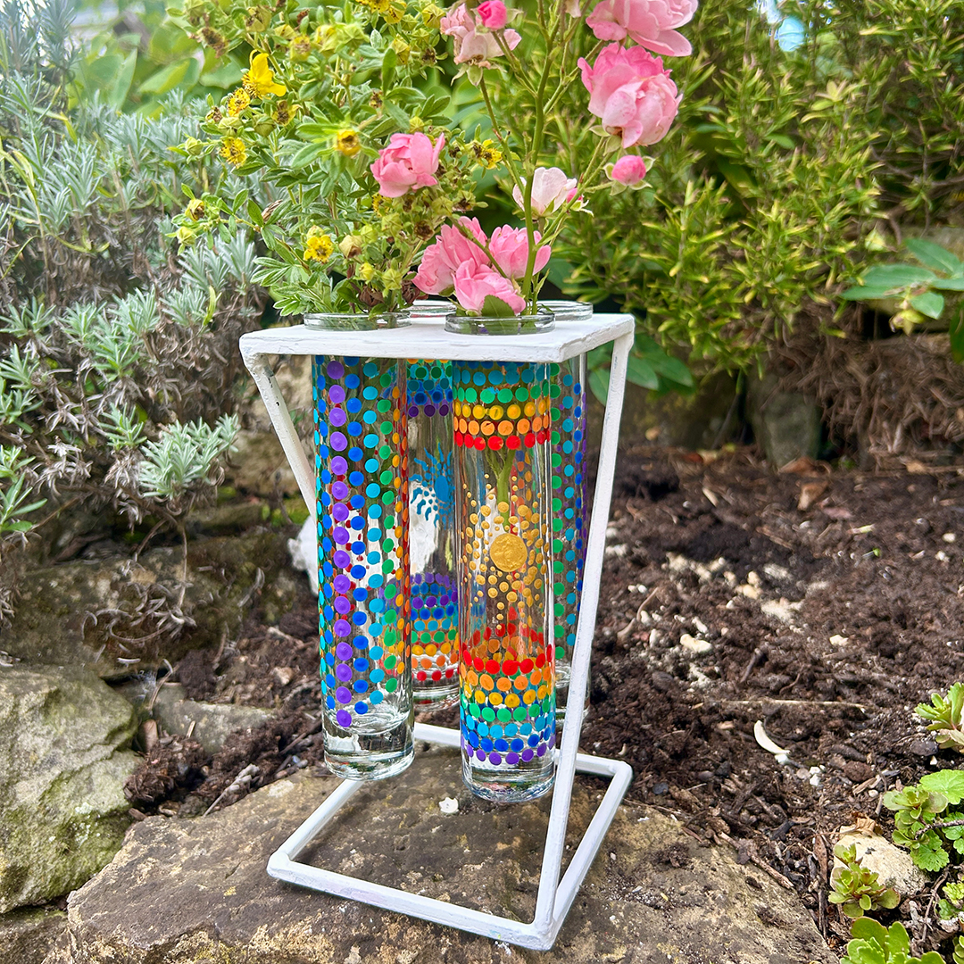 Glasvasen bemalt mit Mandalas in Regenbogenfarben
