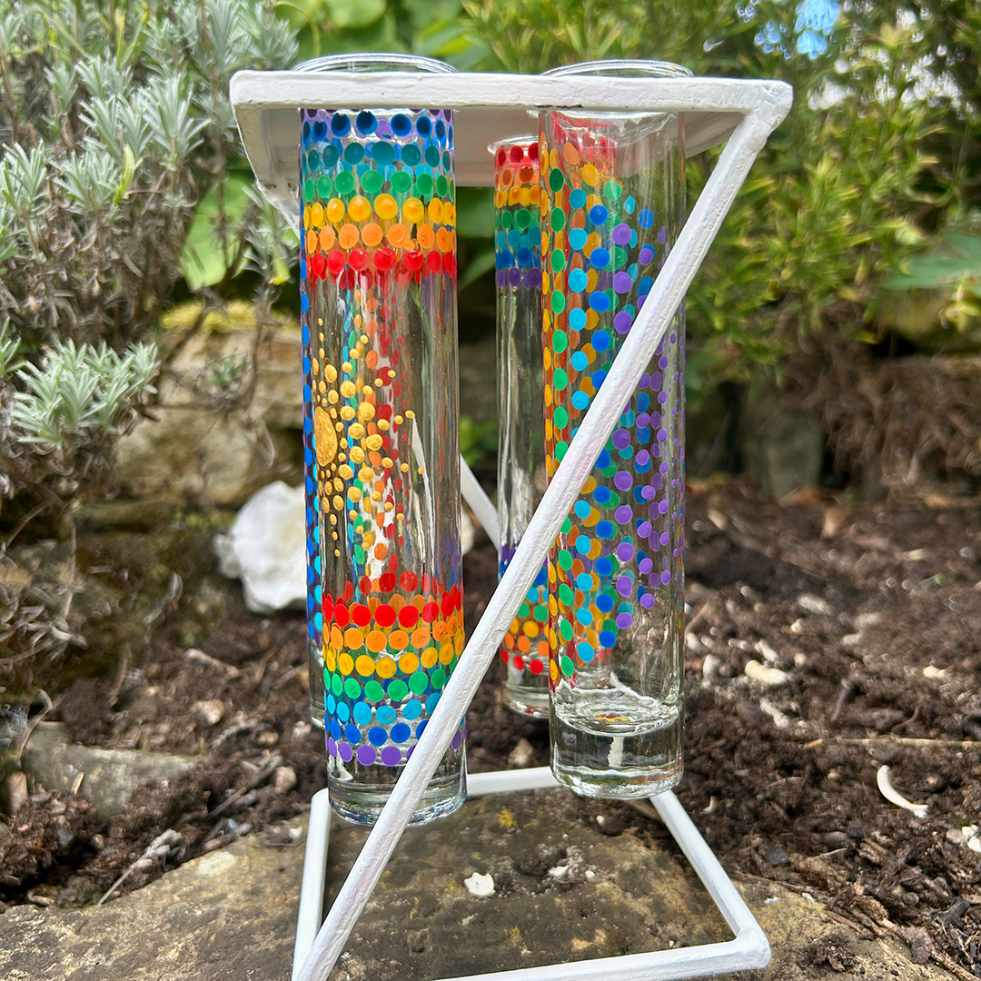 Glasvasen bemalt mit Mandalas in Regenbogenfarben