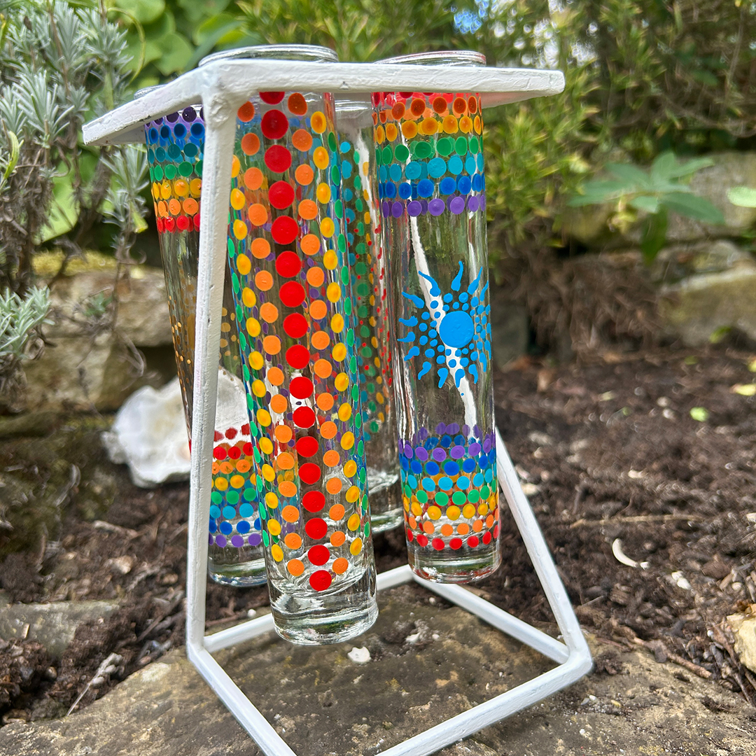 Glasvasen bemalt mit Mandalas in Regenbogenfarben 