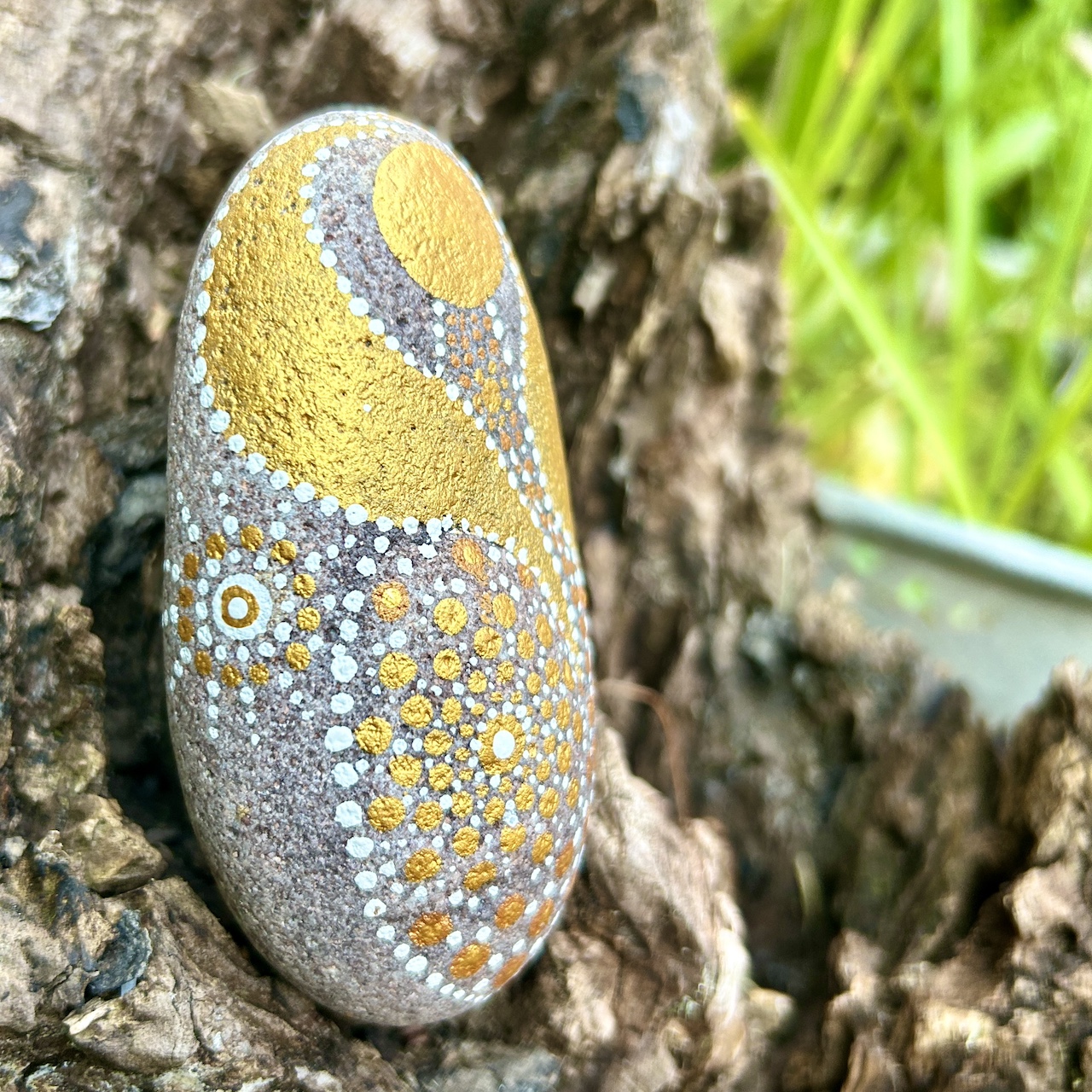 Bemalter Stein mit Engel seitlich