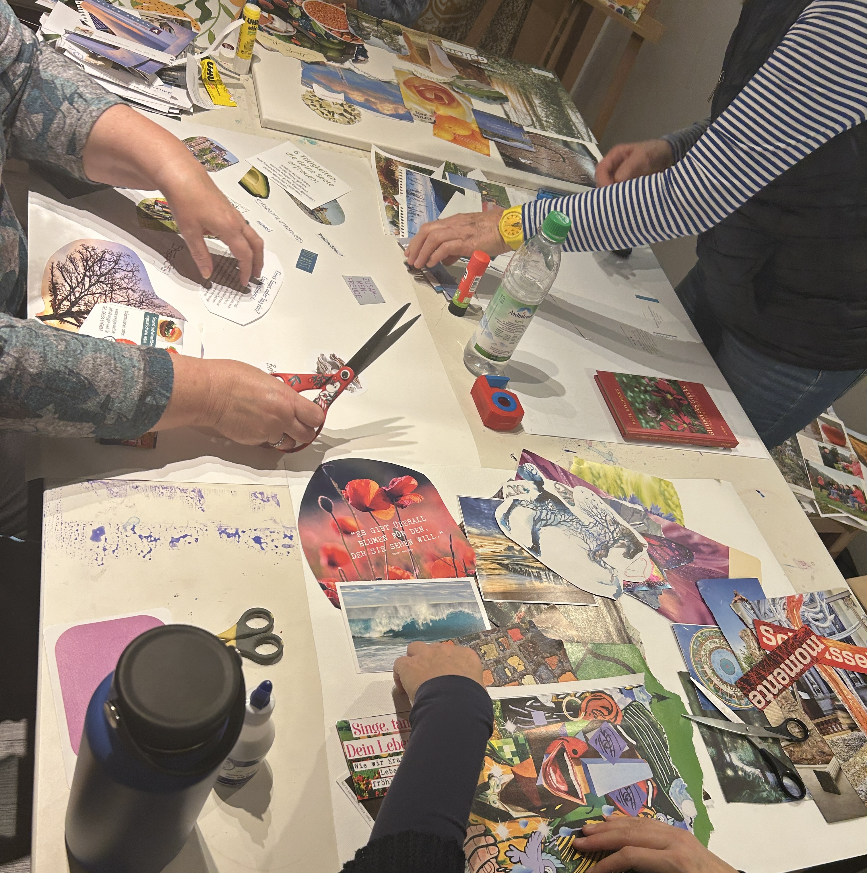 Bilder mit Zeitschriften, Schere und Kleb