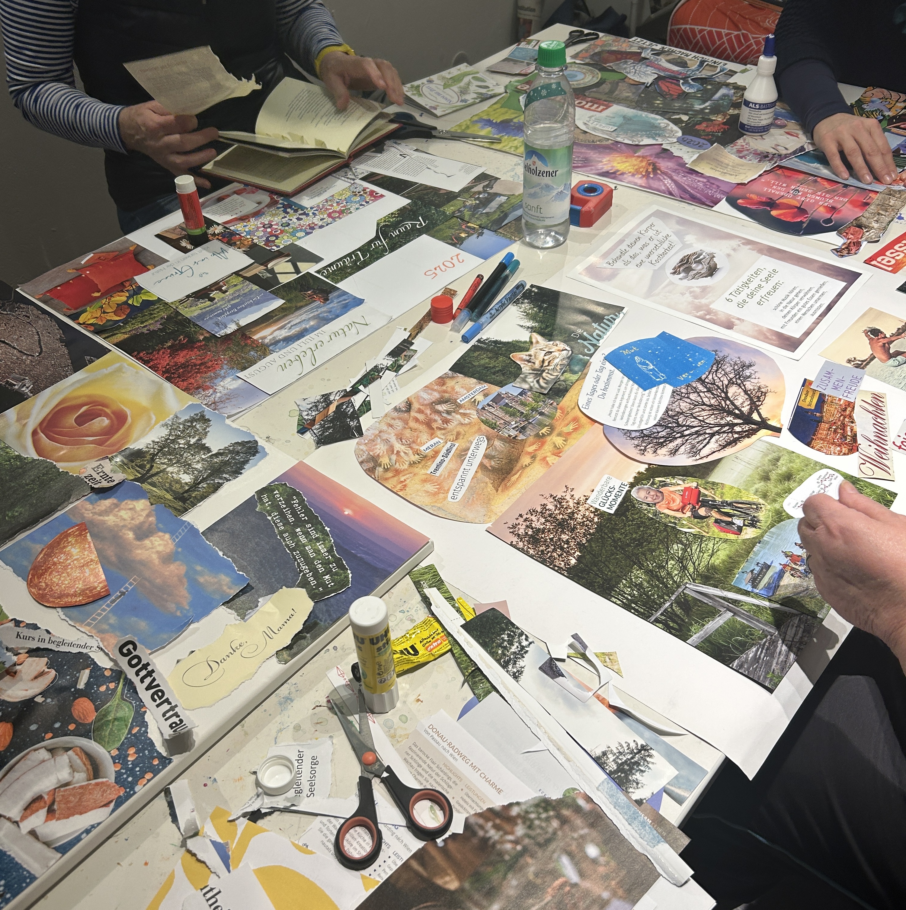Bilder mit Zeitschriften, Schere und Kleb