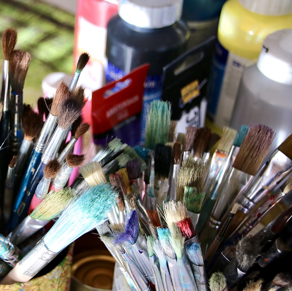 Farben und Pinsel auf einem Tisch