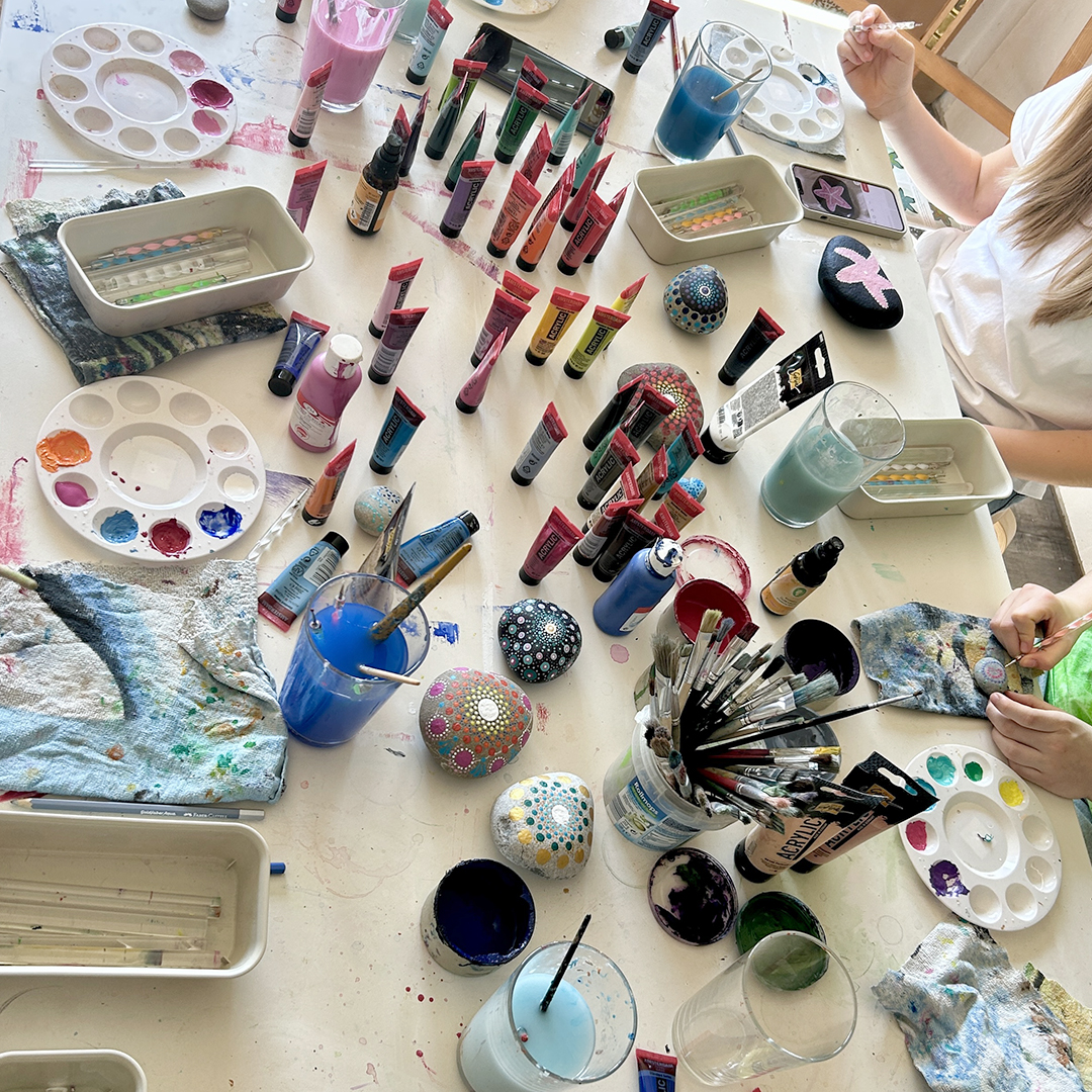 Farben, Pinsel und Paletten auf einem Tisch