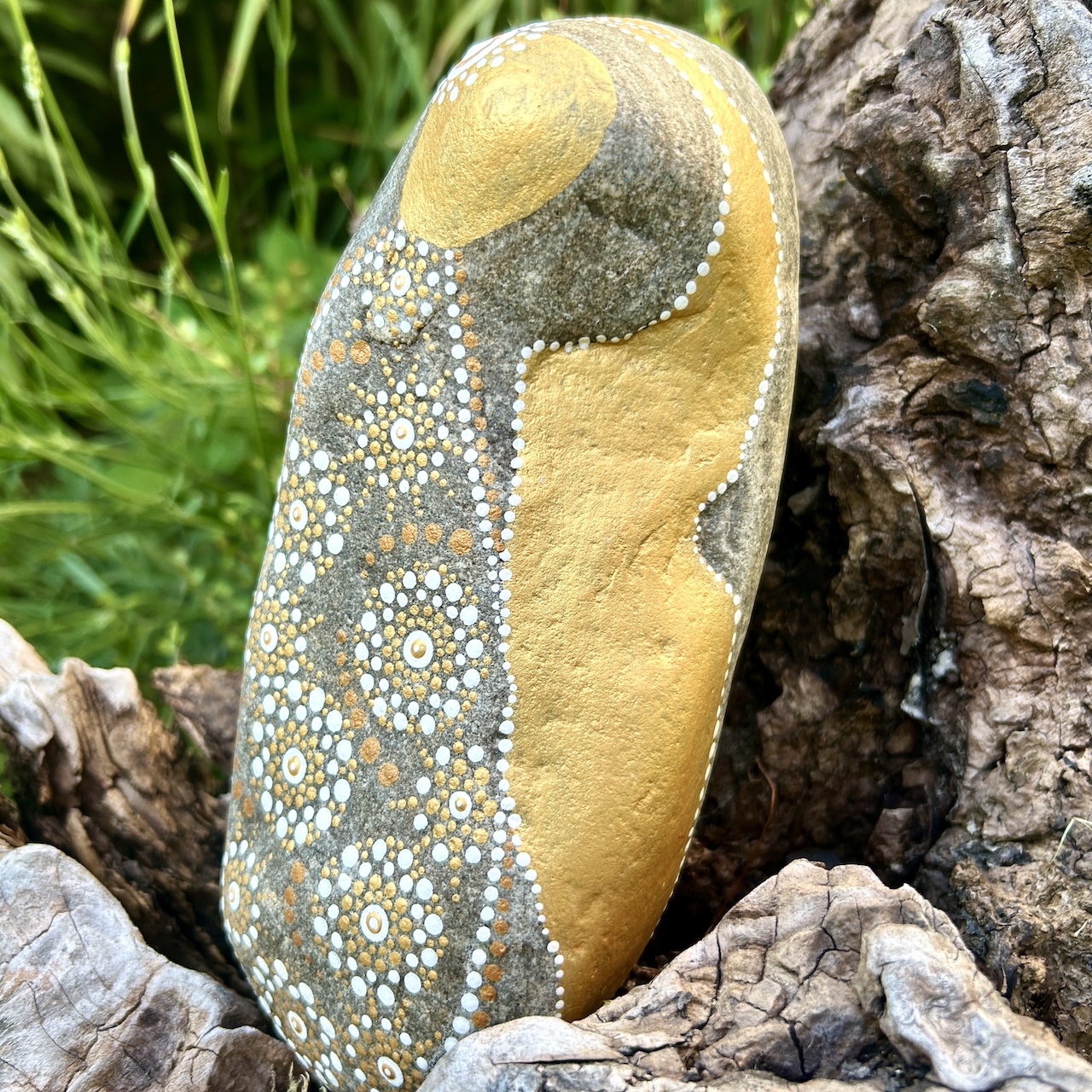 Bemalter Stein mit Engel seitlich