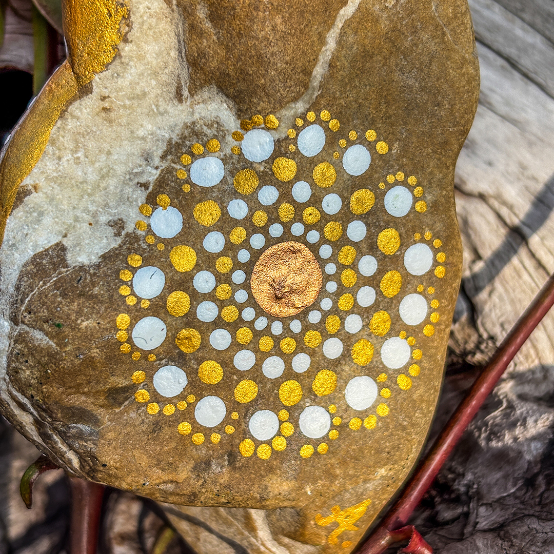 Bemalter Stein in weiß und Gold Mandalamuster