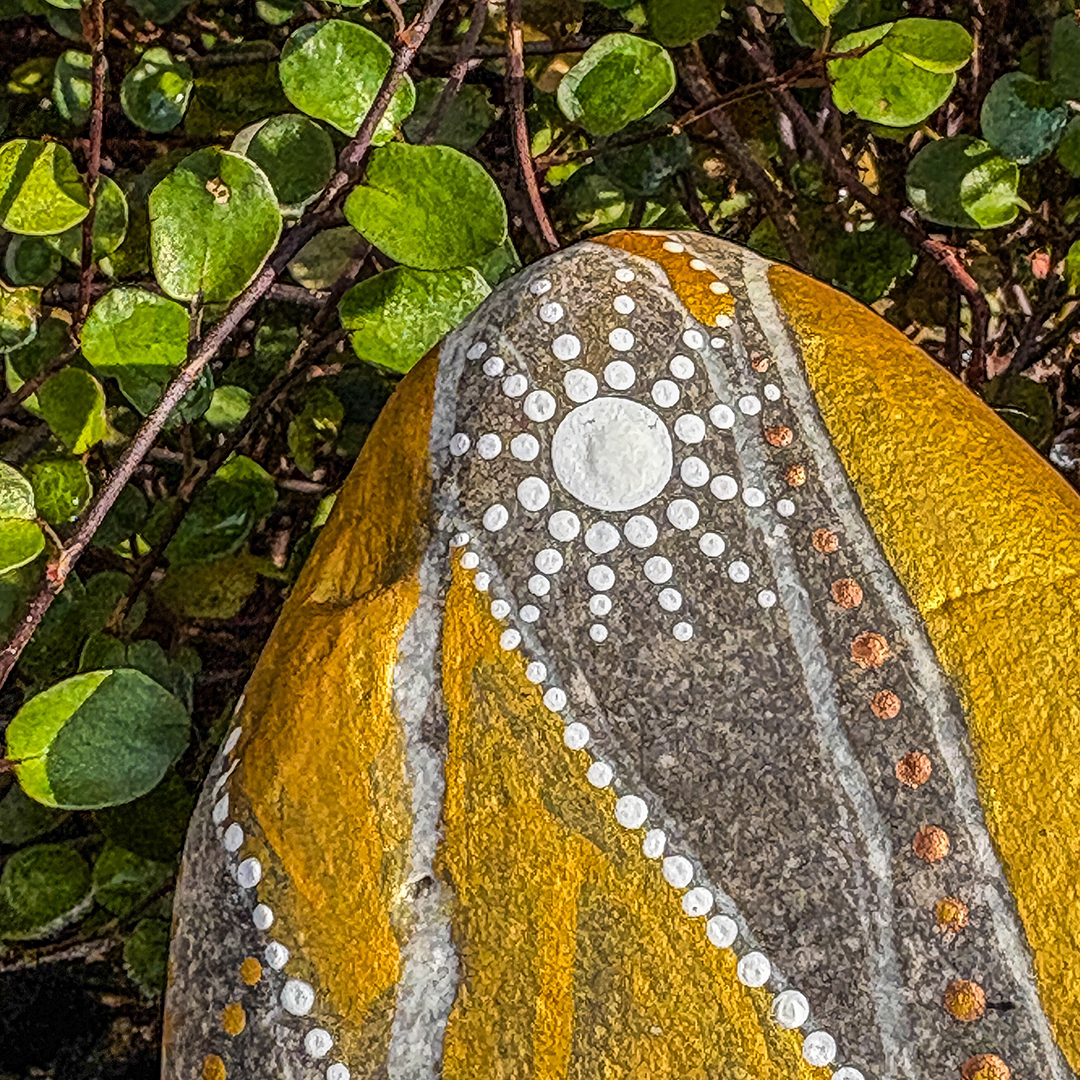 Stein bemalt in Dot Painting in Gold und Weiß 