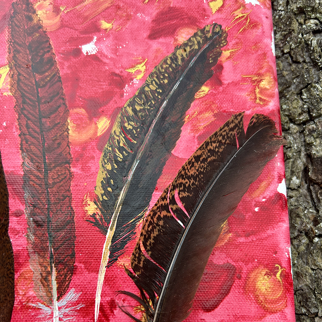 Acrylbild auf Leinwand mit braun schimmernden Federn auf rot-goldnem Hintergrund
