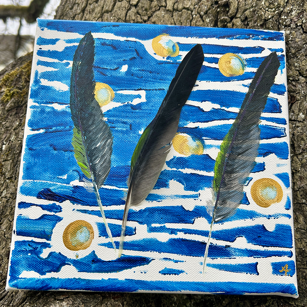 Acrylbild auf Leinwand mit grün-grau schimmernden Federn auf blauem Hintergrund