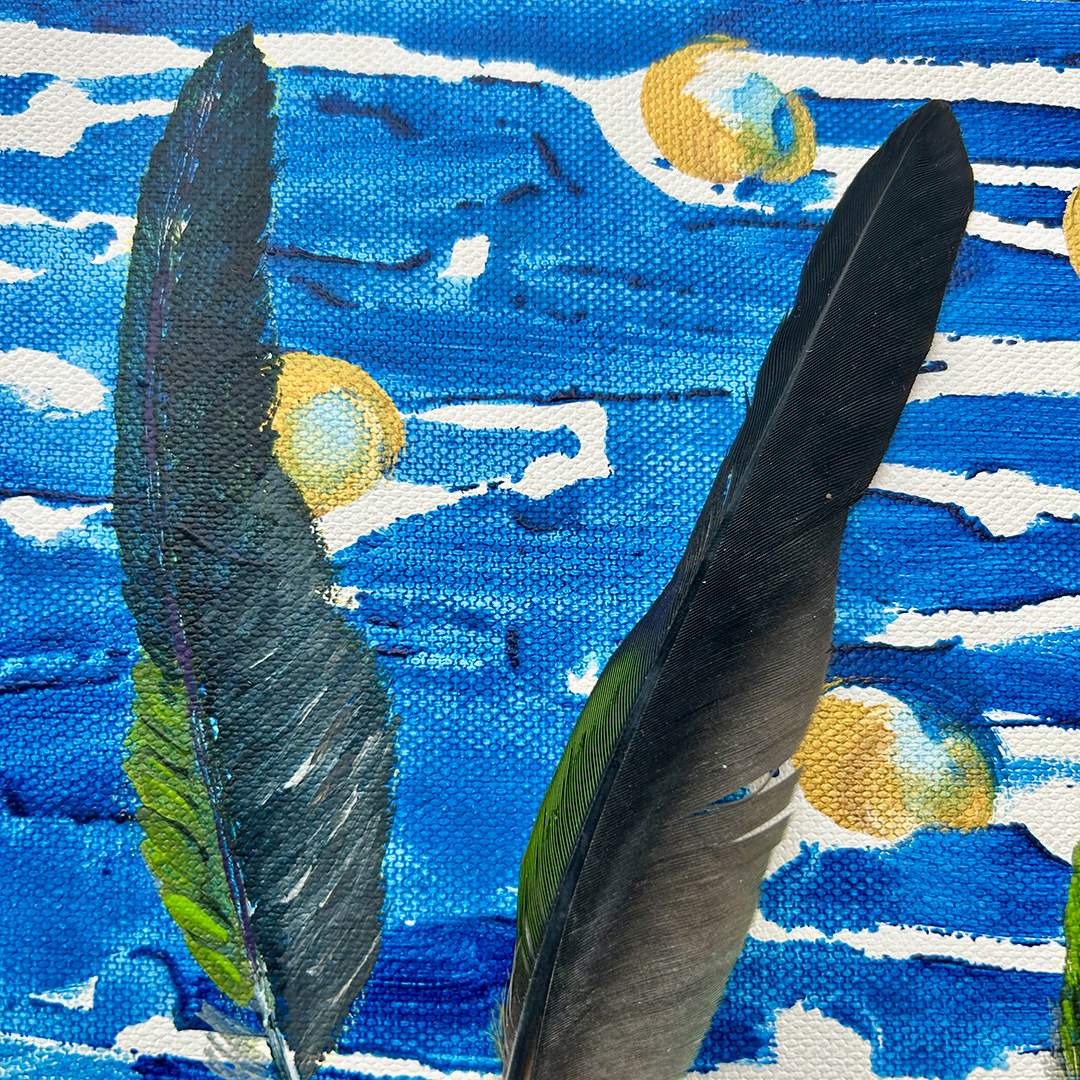 Acrylbild auf Leinwand mit grün-grau schimmernden Federn auf blauem Hintergrund