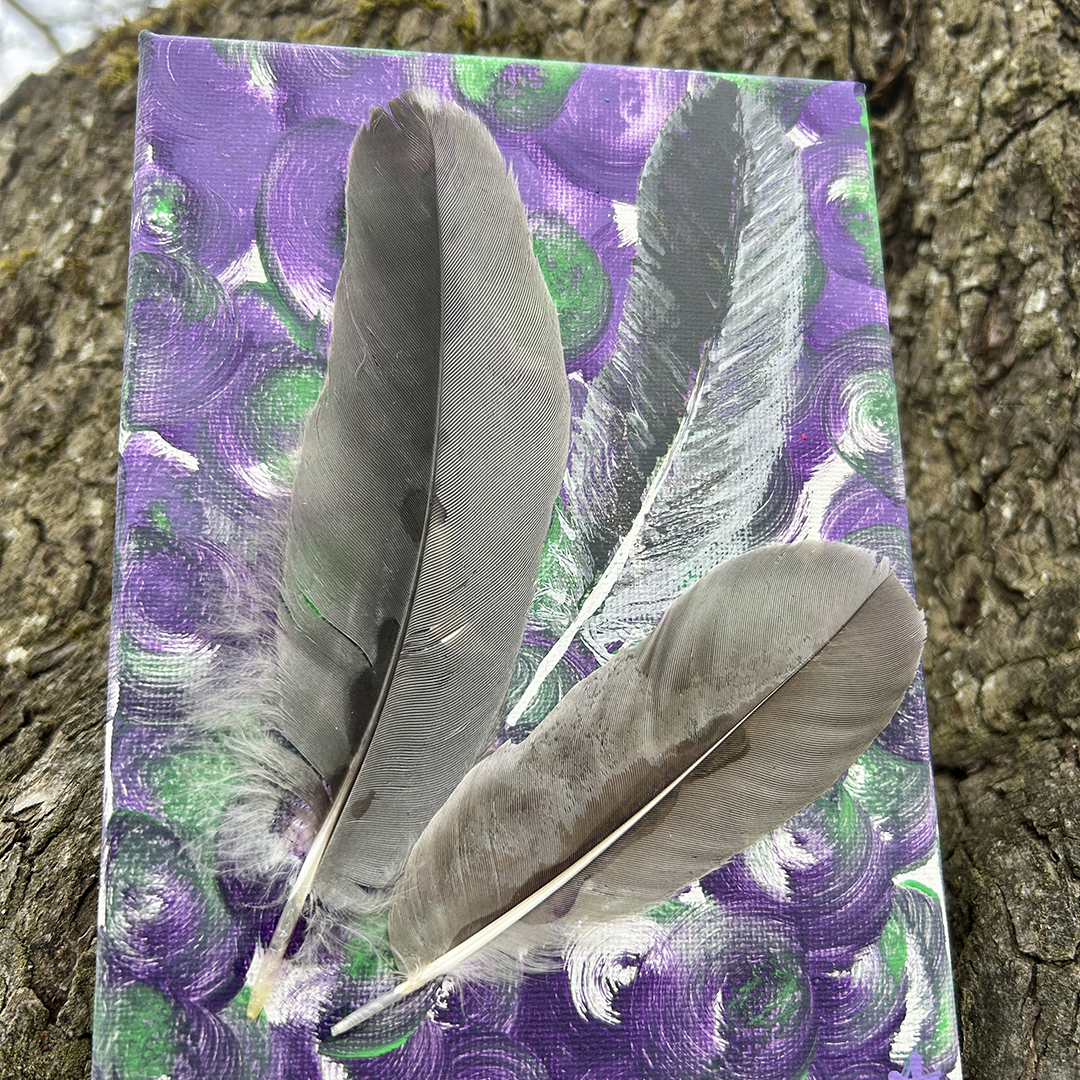 Acrylbild auf Leinwand mit grau schimmernden Federn auf violettem Hintergrund