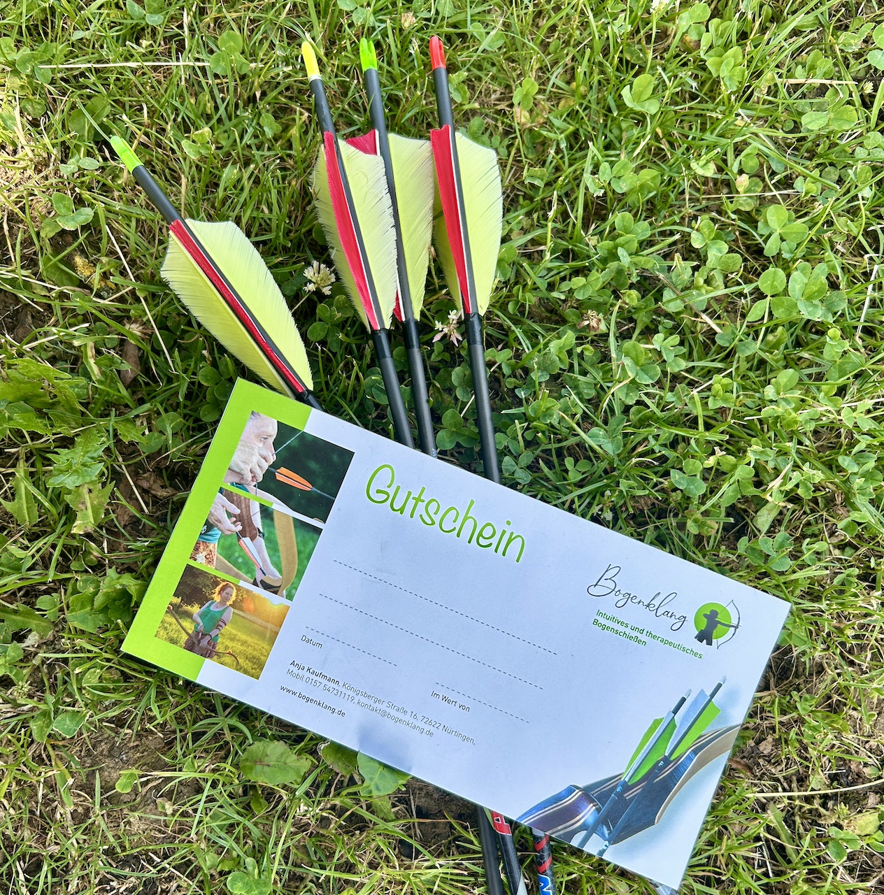Gutschein Bogenschießen im Gras liegend mit Pfeilen