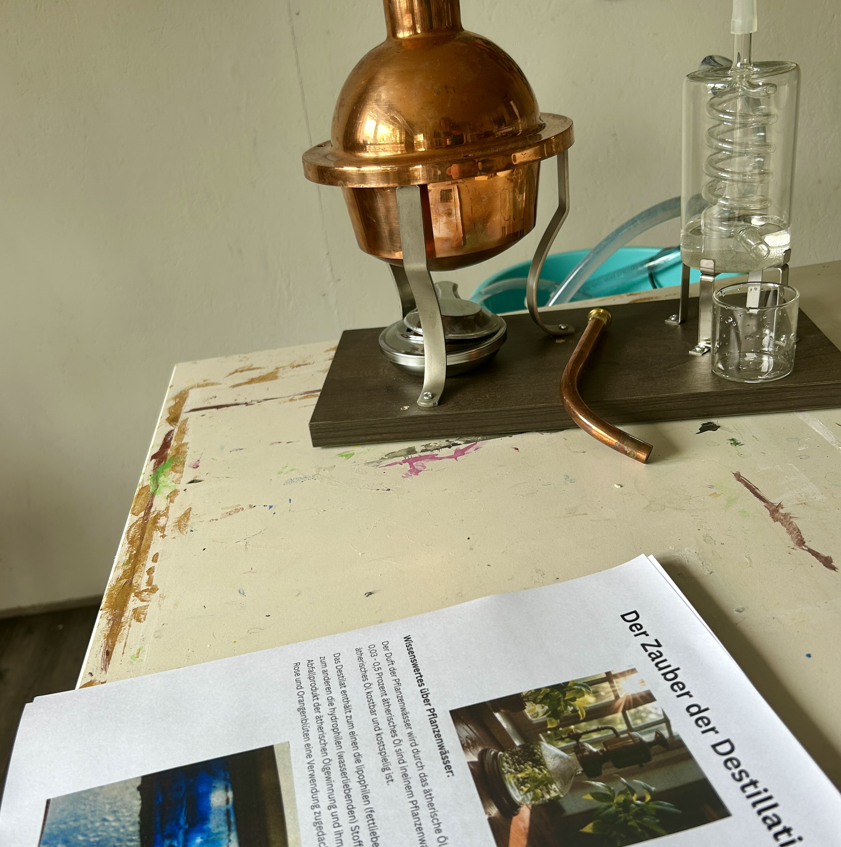 Kupfer destillationsgeraät auf Tisch mit Skript