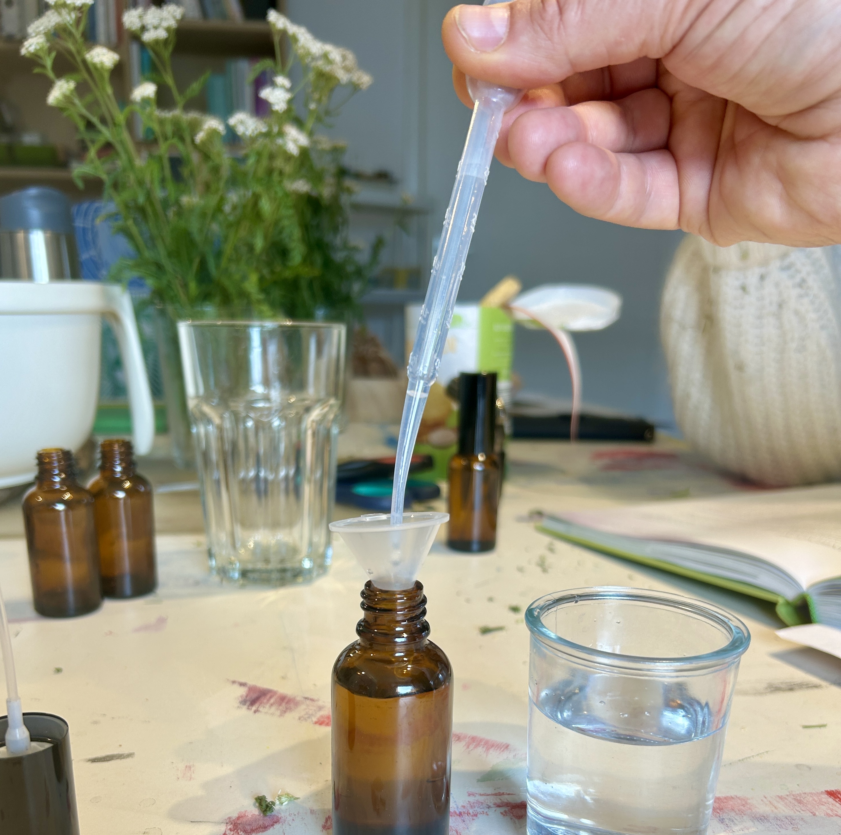 Pipette und Glasfläschchen auf Tisch