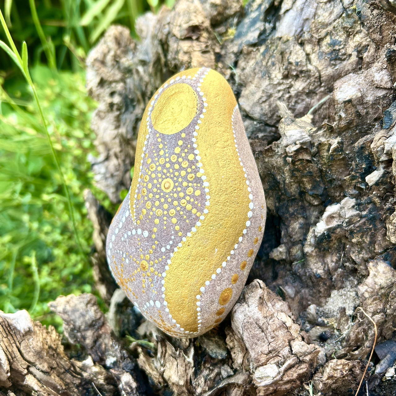 Bemalter Stein mit Engel seitlich