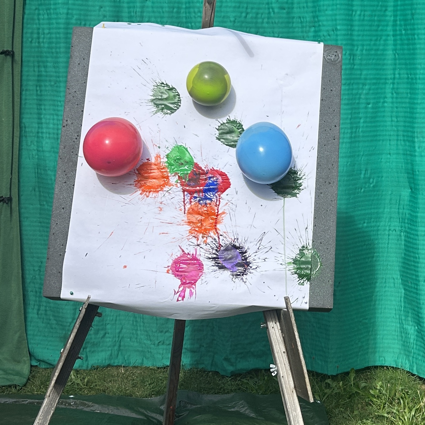 Bild mit Farbklecksen und Luftballons an Zielscheibe