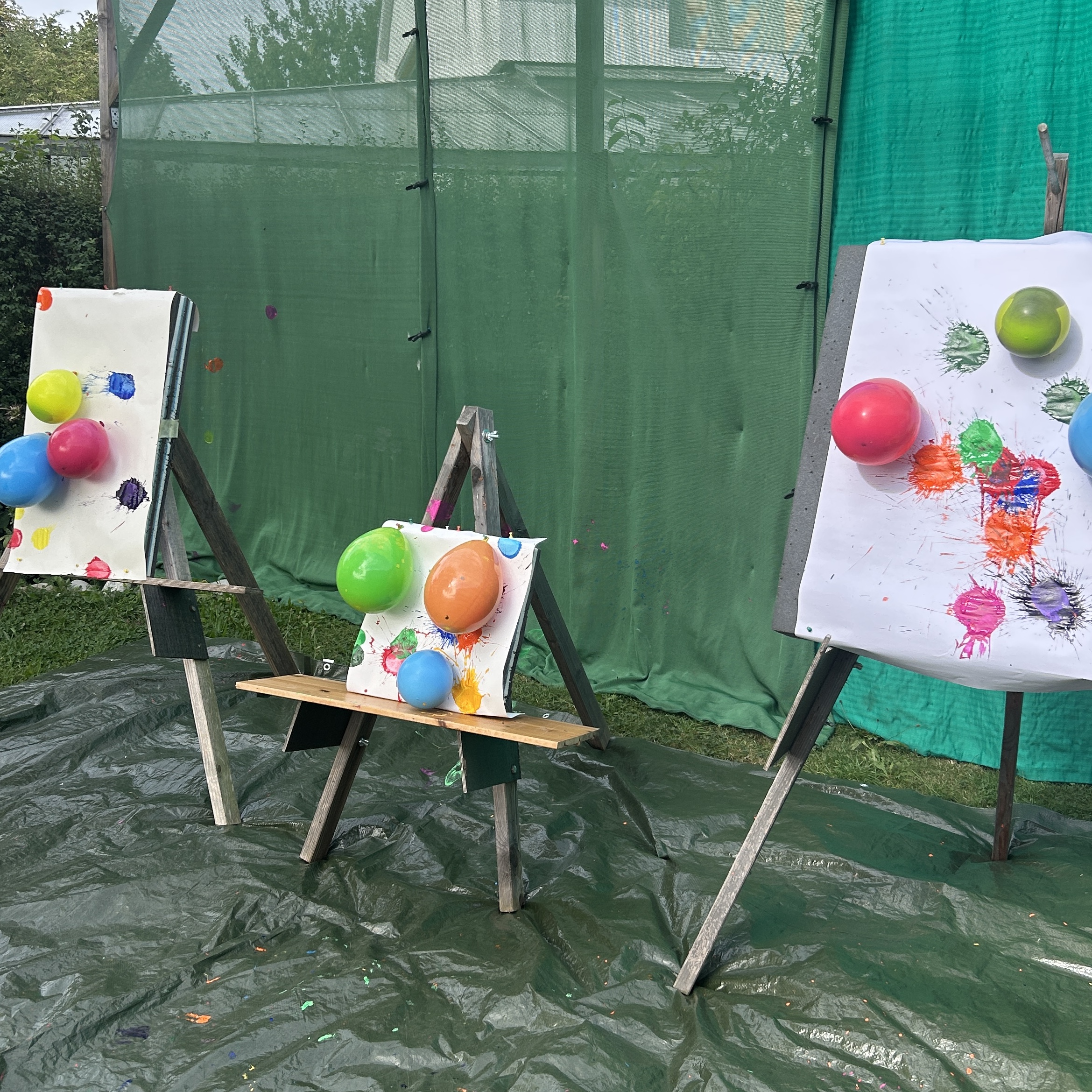 Drei Zielscheiben mit Papier, Farbklecksen und Luftballons
