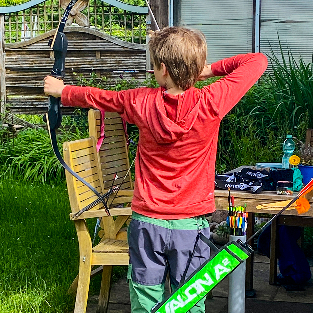 Kleiner "Robin Hood" beim Bogenschießen