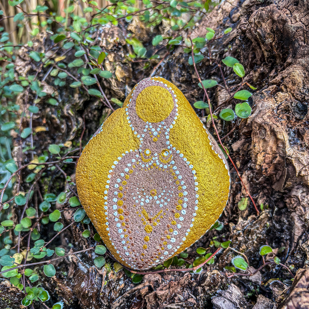 Bemalter Stein mit einem weiblichen Engel