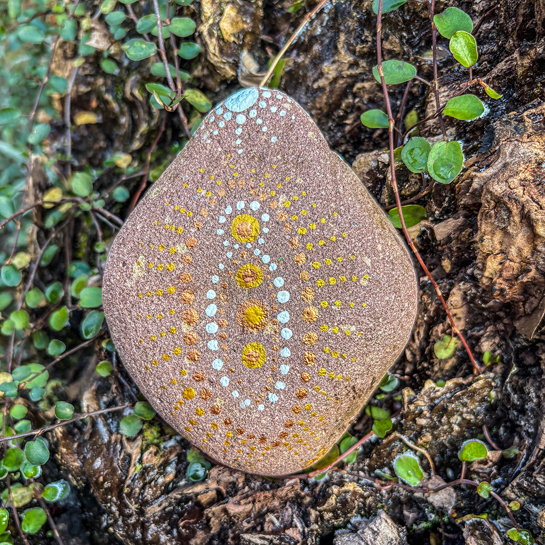 Bemalter Stein in Dot Painting Technik