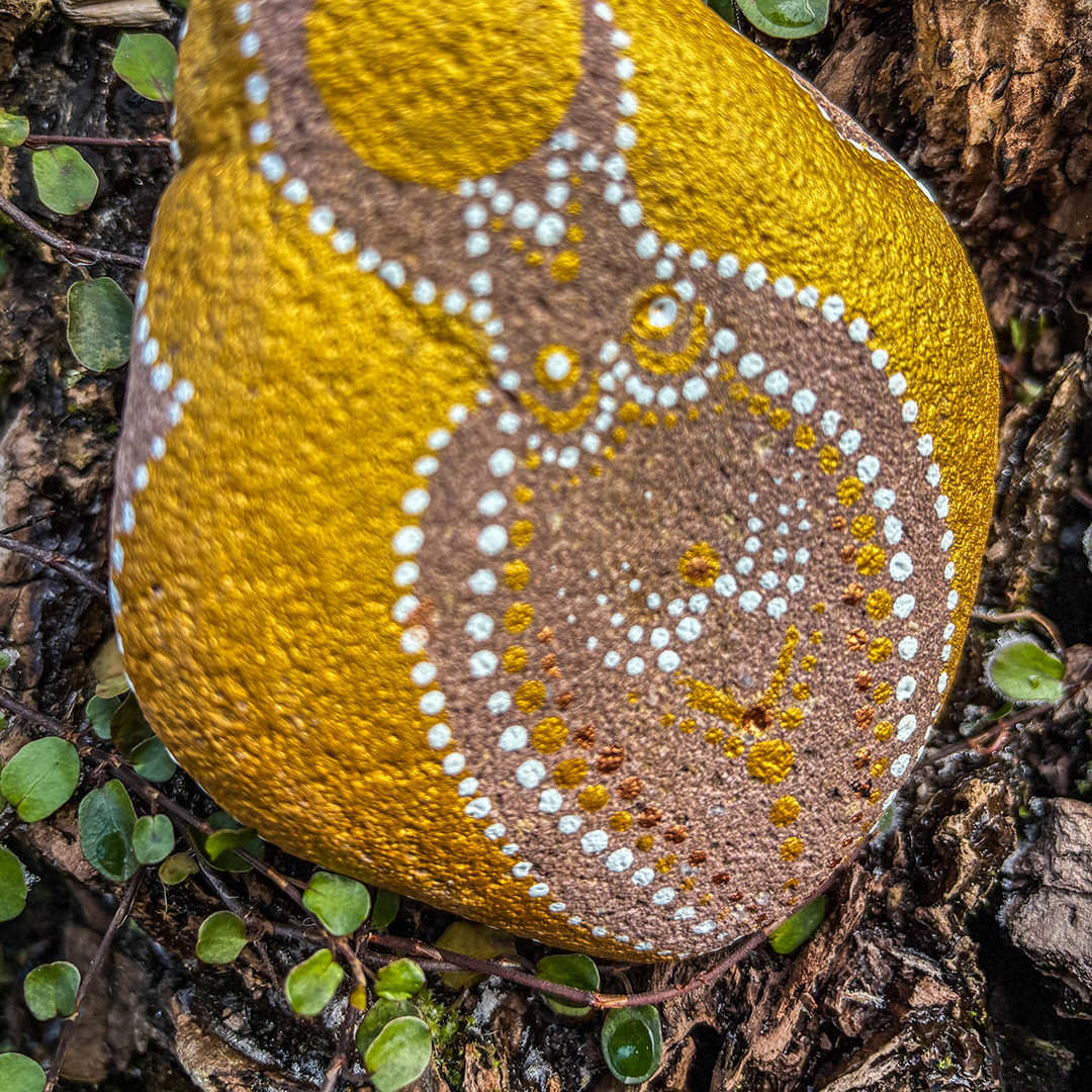 Bemalter Stein mit einem weiblichen Engel in Nahaufnahme
