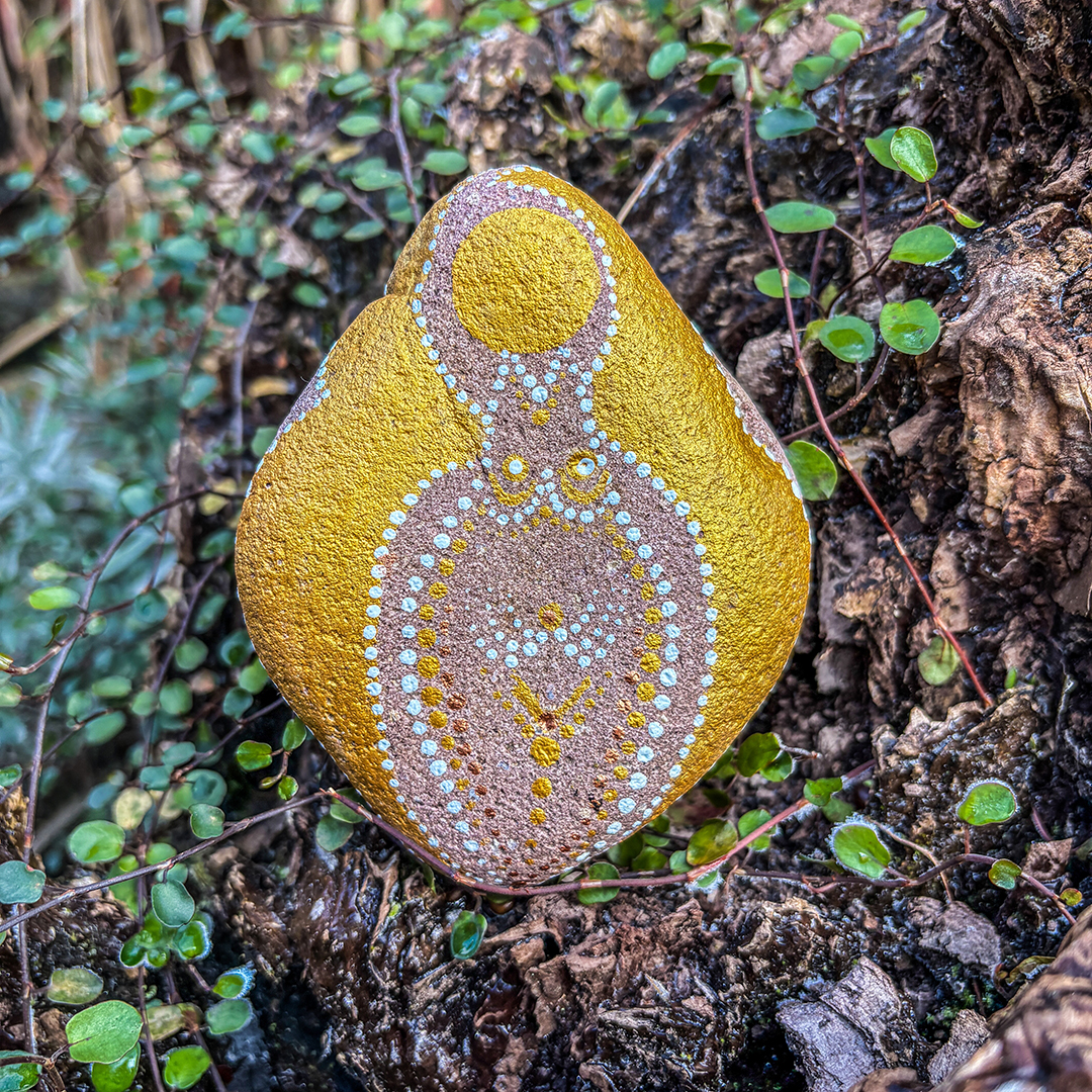 Bemalter Stein mit einem weiblichen Engel