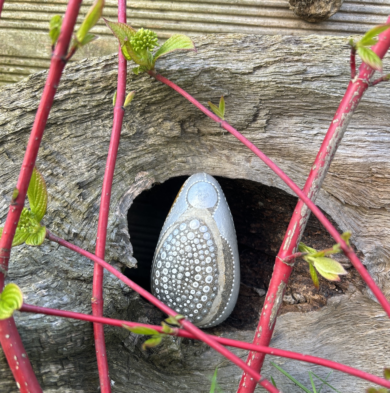 Bemalter Stein mit silbernem Engel