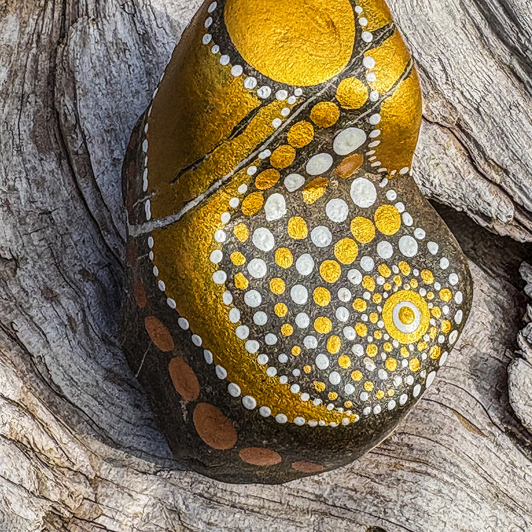 Stein in Dot Painting Technik bemalt in Nahaufnahme