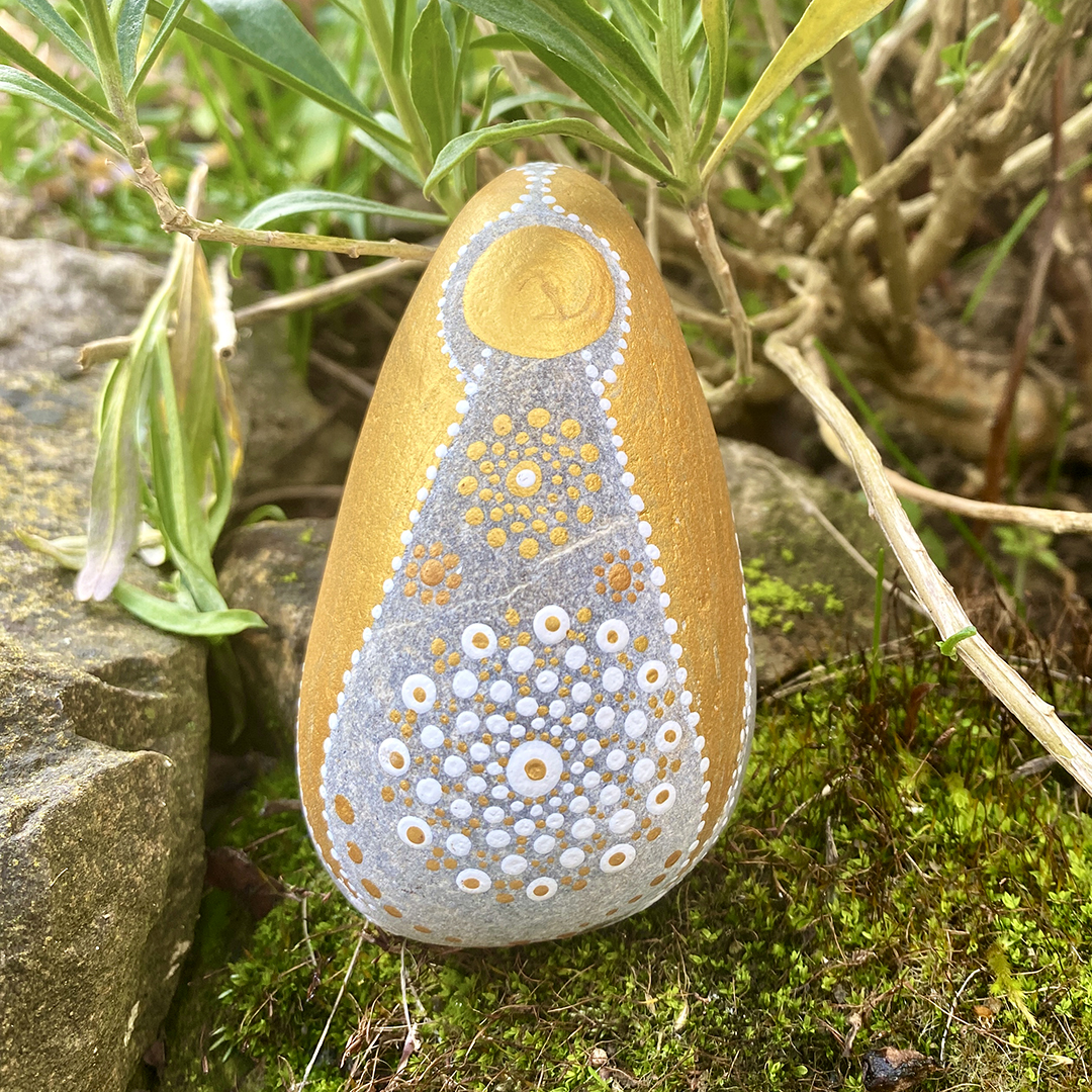 Bemalter Stein mit Engel Nahaufnahme