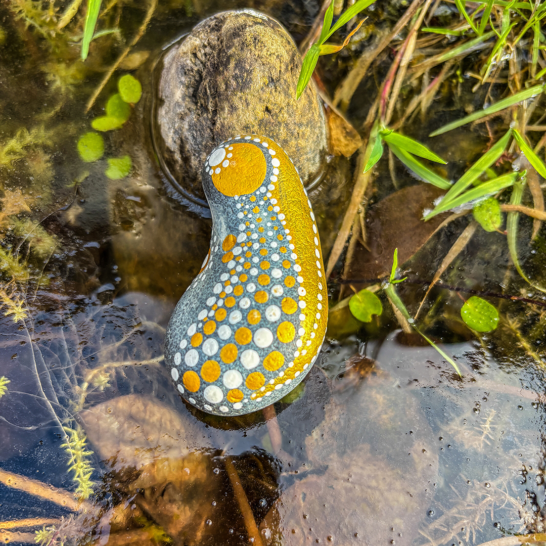 Bemalter Stein mit Engel auf Eisfläche