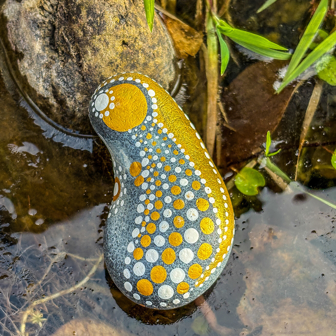 Bemalter Stein mit Engel auf Eisfläche
