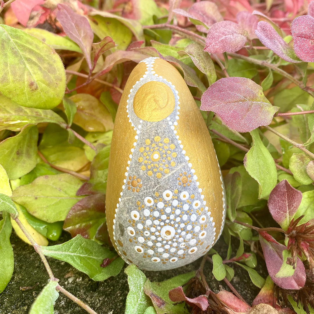 Bemalter Stein mit Engel in Gold
