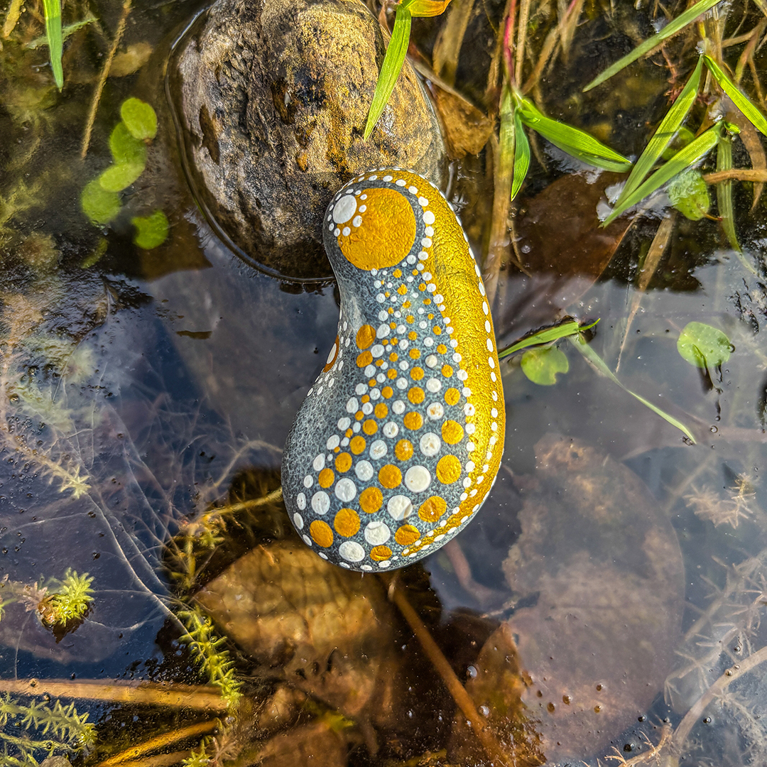 Bemalter Stein mit Engel auf Eisfläche