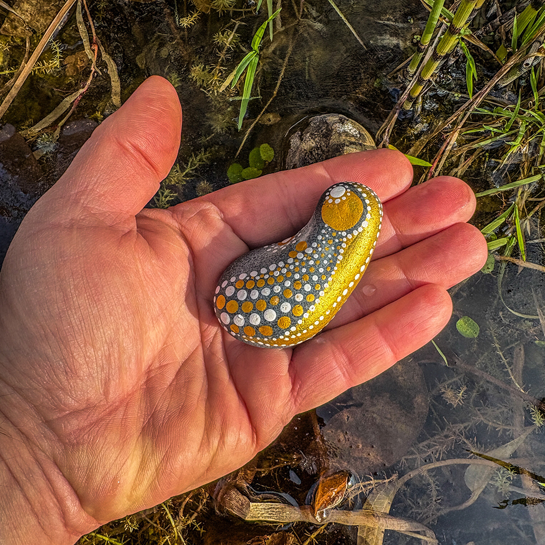 Bemalter Stein mit Engel auf Handfläche