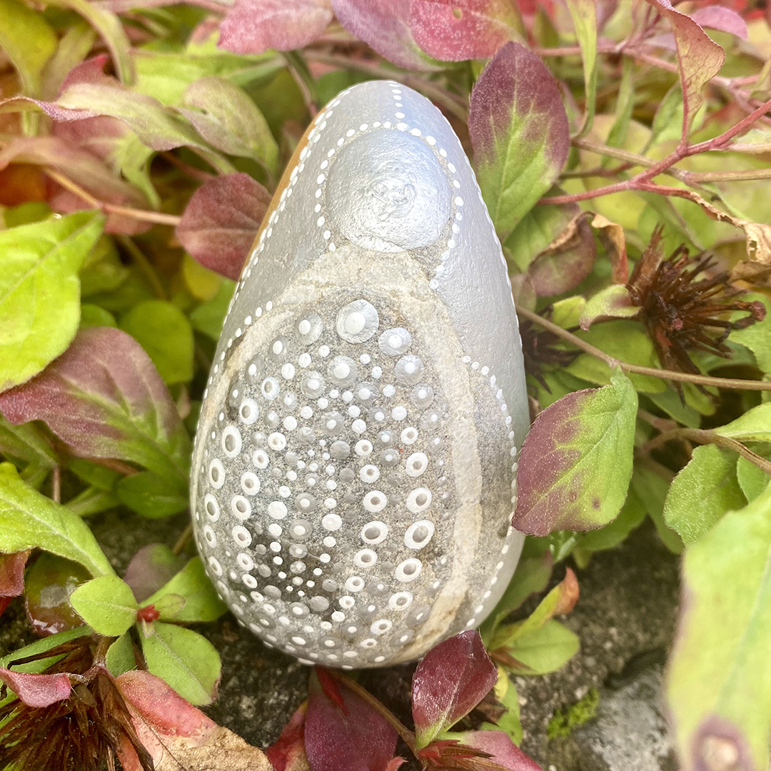 Bemalter Stein mit silbernem Engel