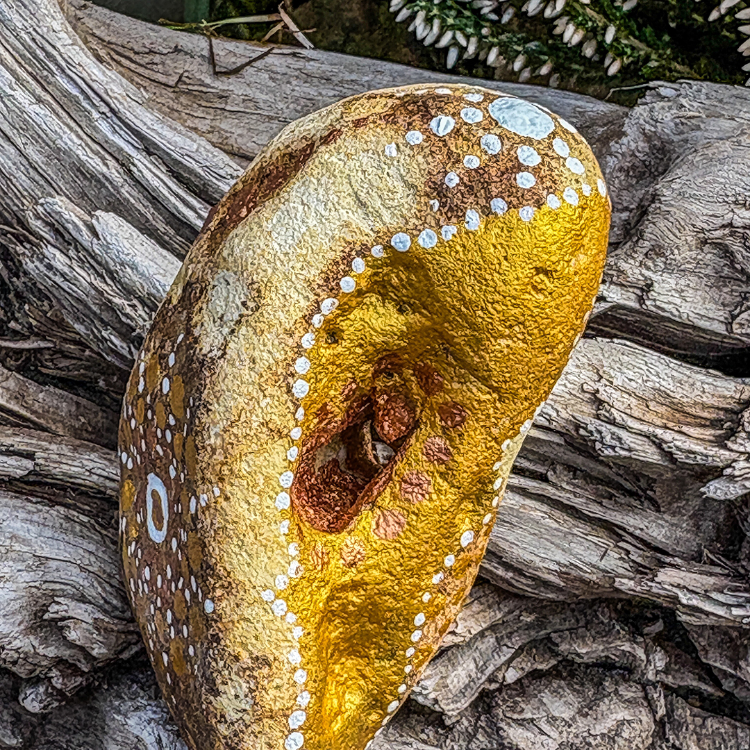 Bemalter Stein mit Engel seitlich auf Holz