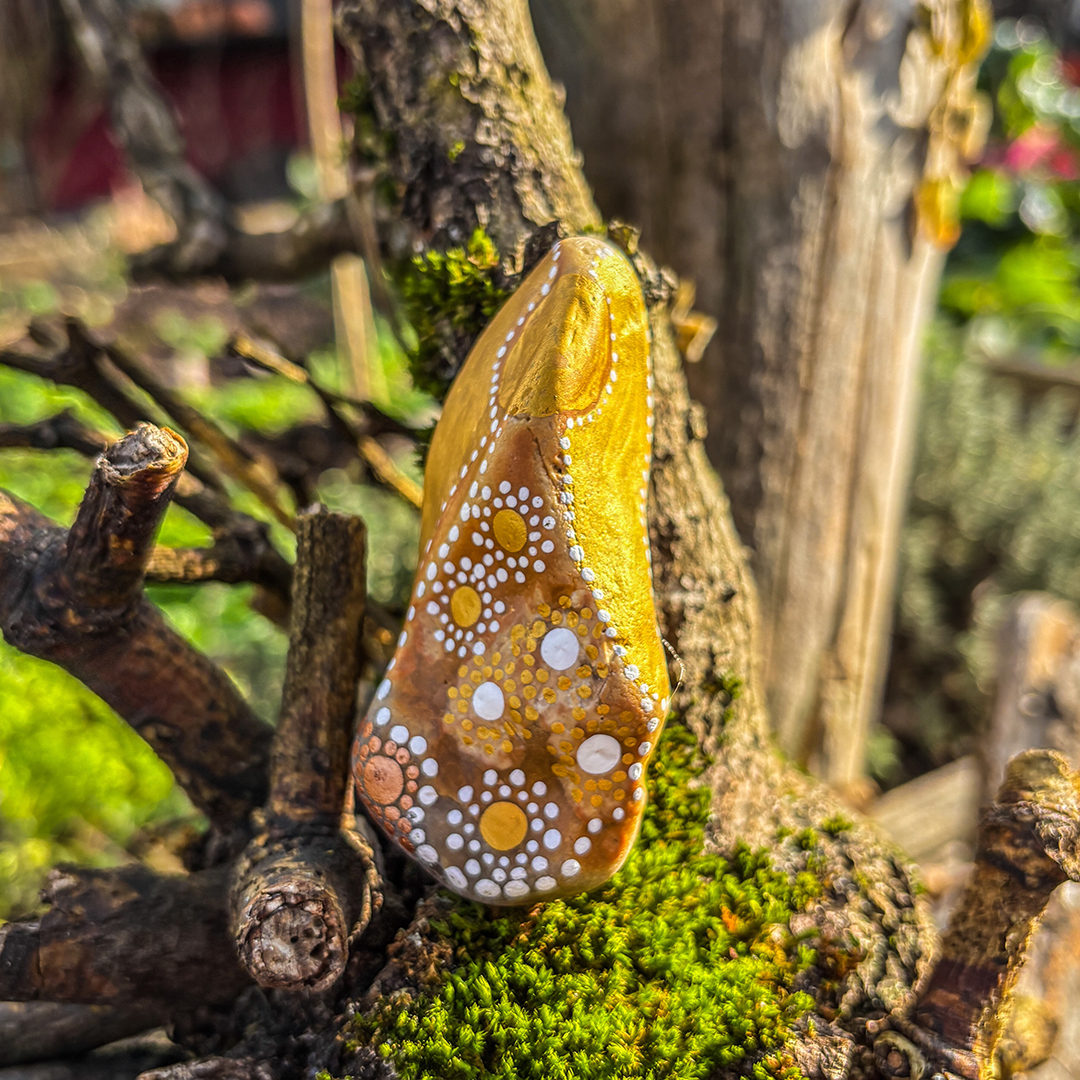 Bemalter Stein mit Engel vor Astgabel