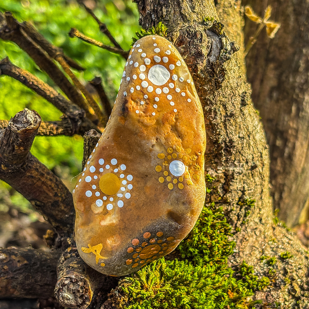 In Dot Painting Technik Bemalter Stein vor Astgabel