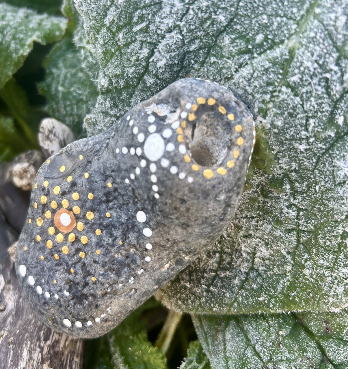 Bemalter Stein mit Engel Rückseite