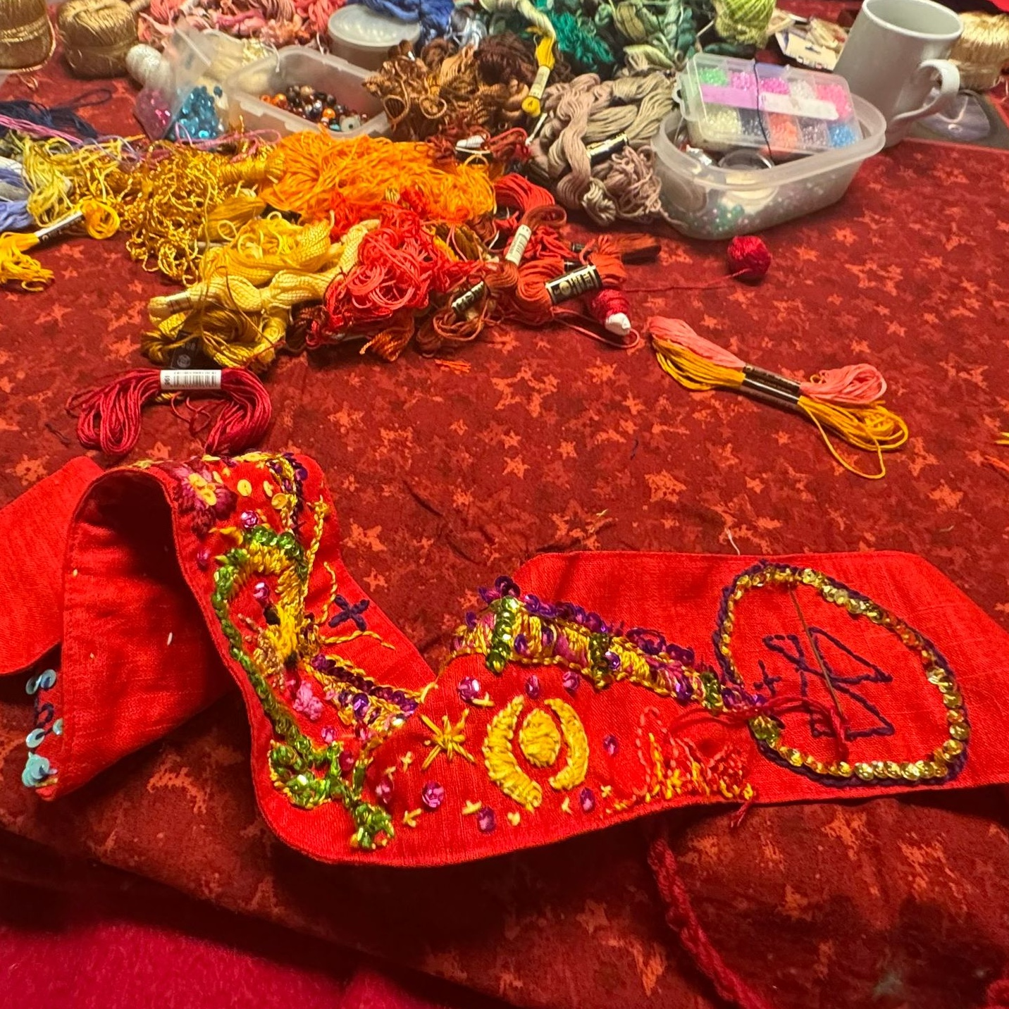 Stickarbeit und Stickgarn auf Tisch liegend