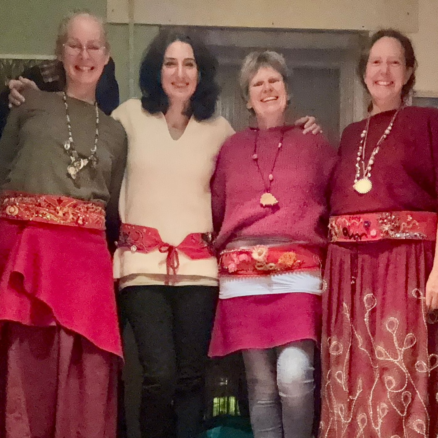 Vier Frauen nebeneinander stehend mit Kraftgürtel umgebunden