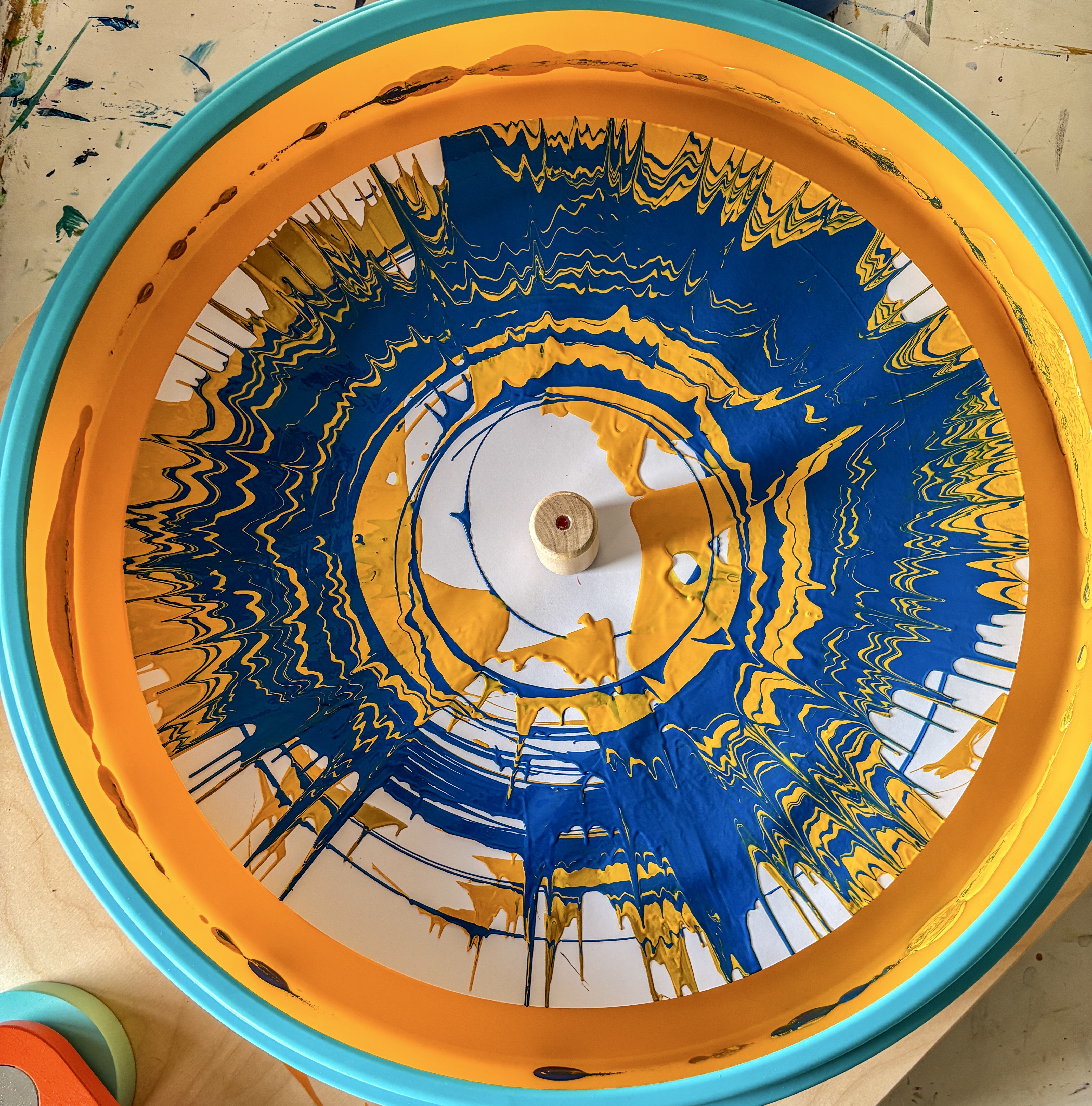 Bild in Blau und Gelb in Farbschleuder 