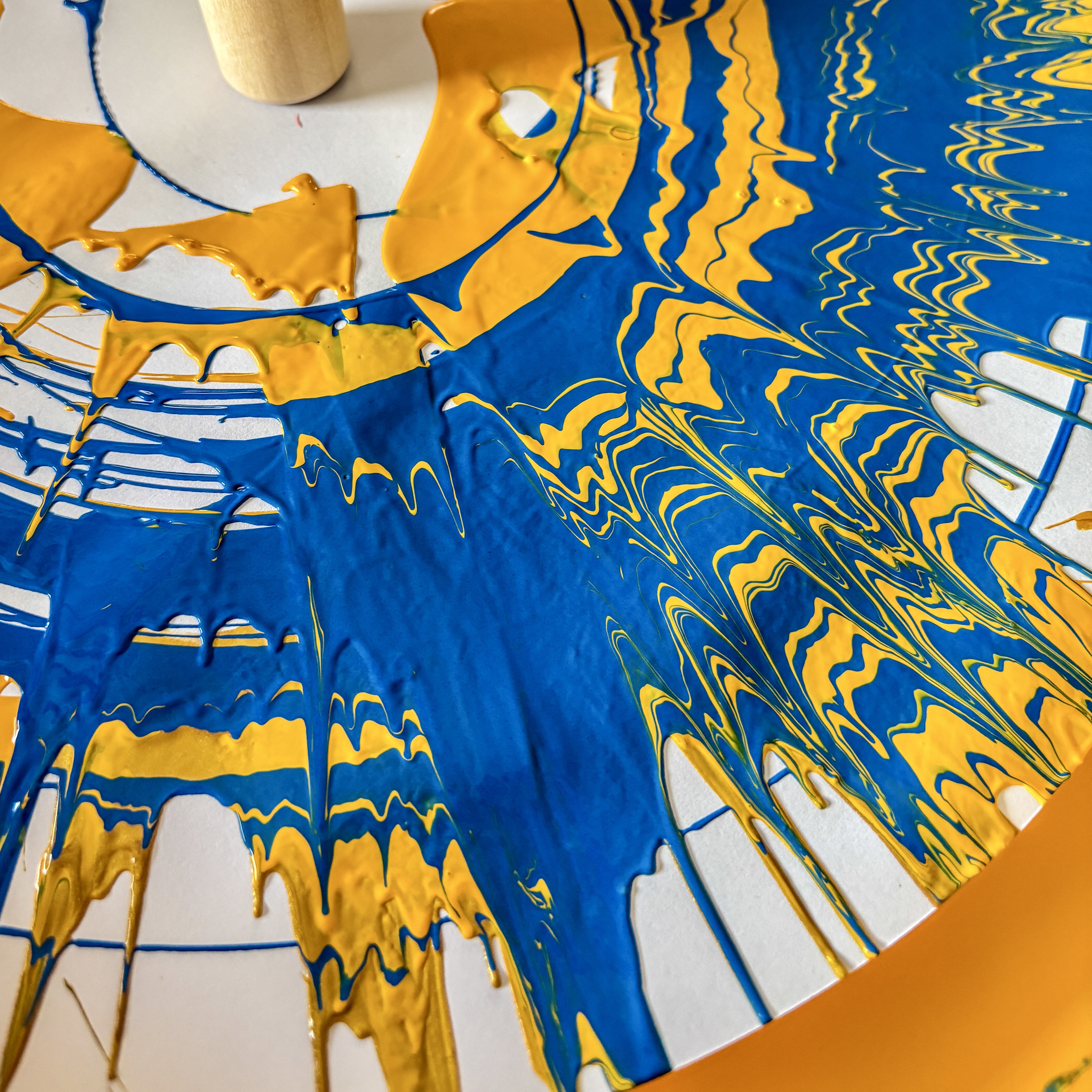 Bild in Blau und Gelb mit Farbverläufen