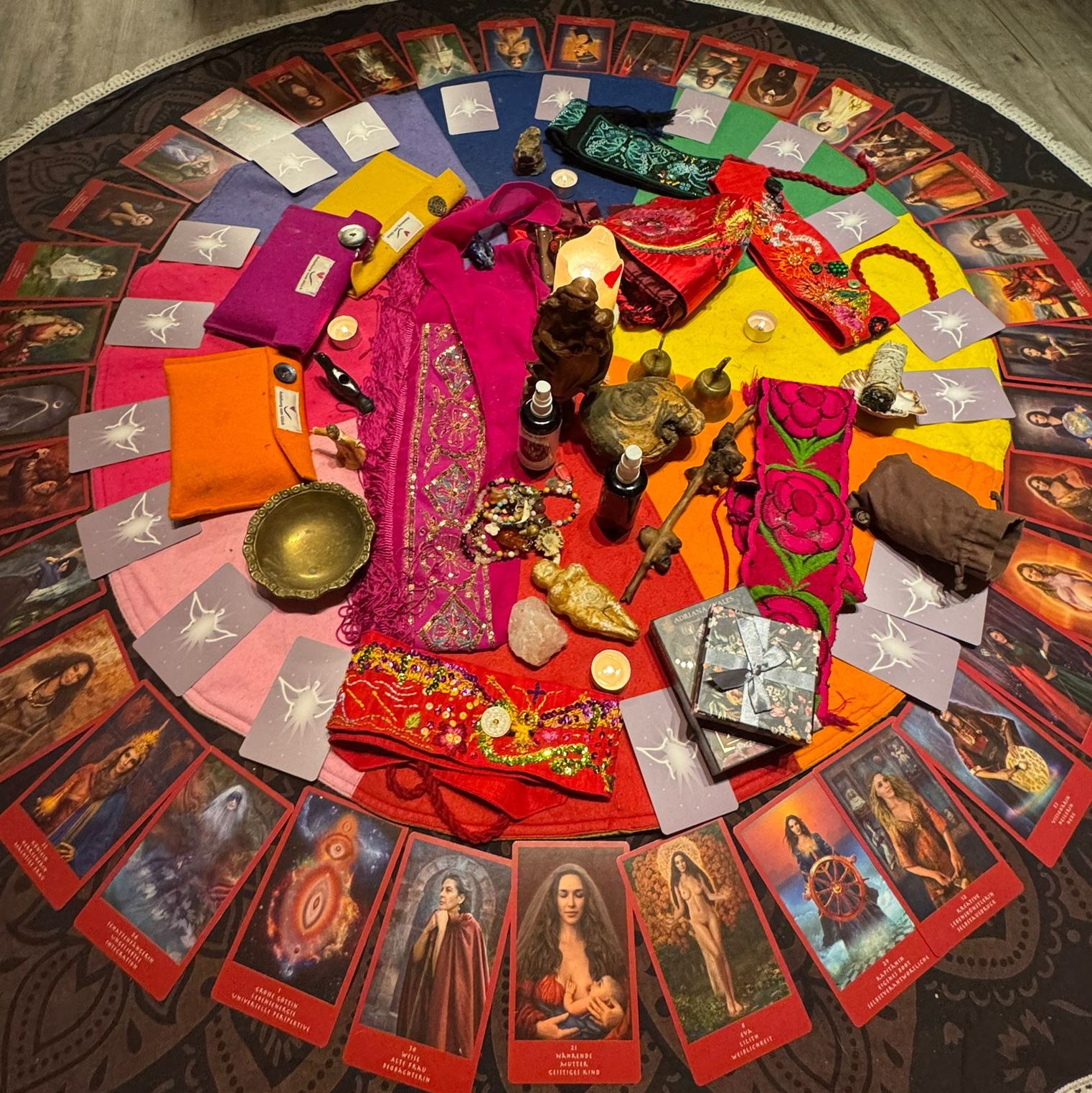 Kreis mit Kraftgegenständen und Orakelkarten