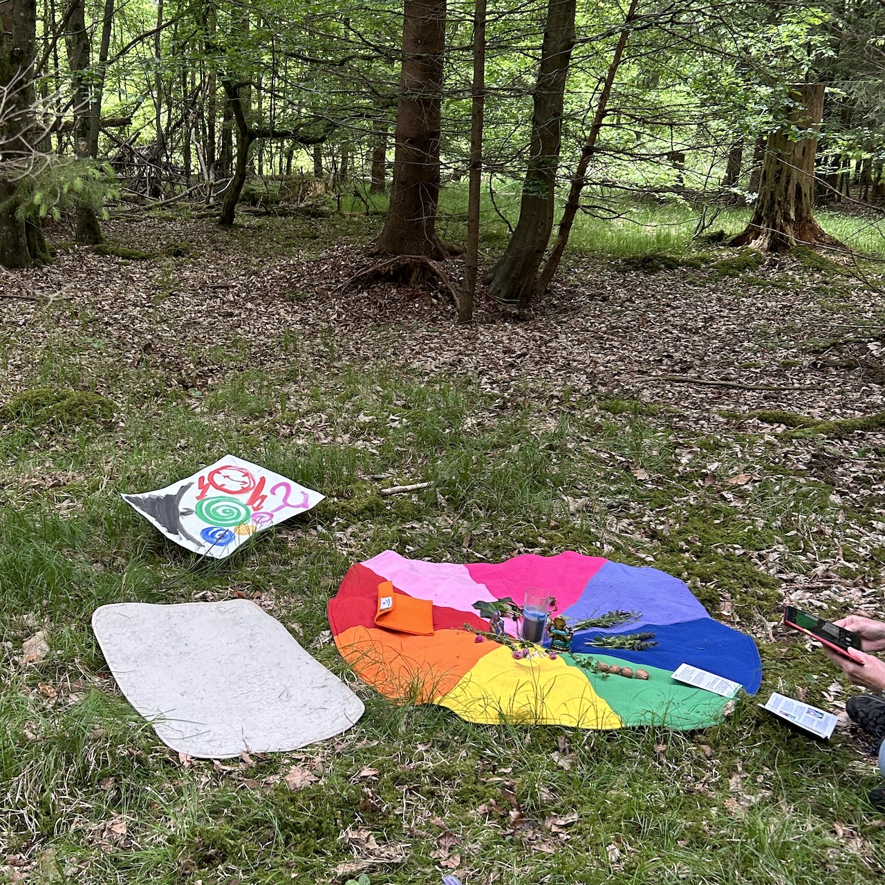 Buntes Tuch im Wald 