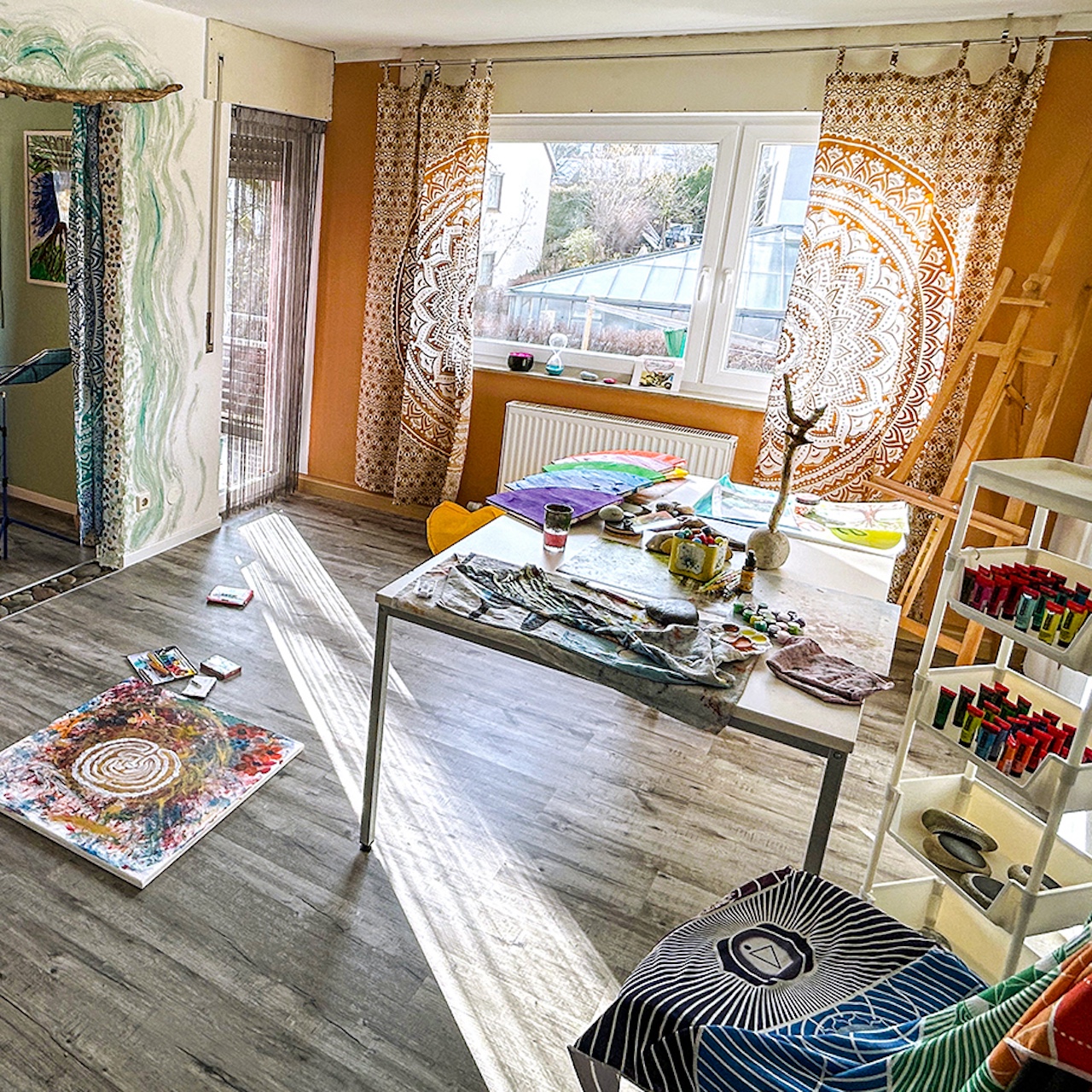 Atelier mit Farben und Bildern
