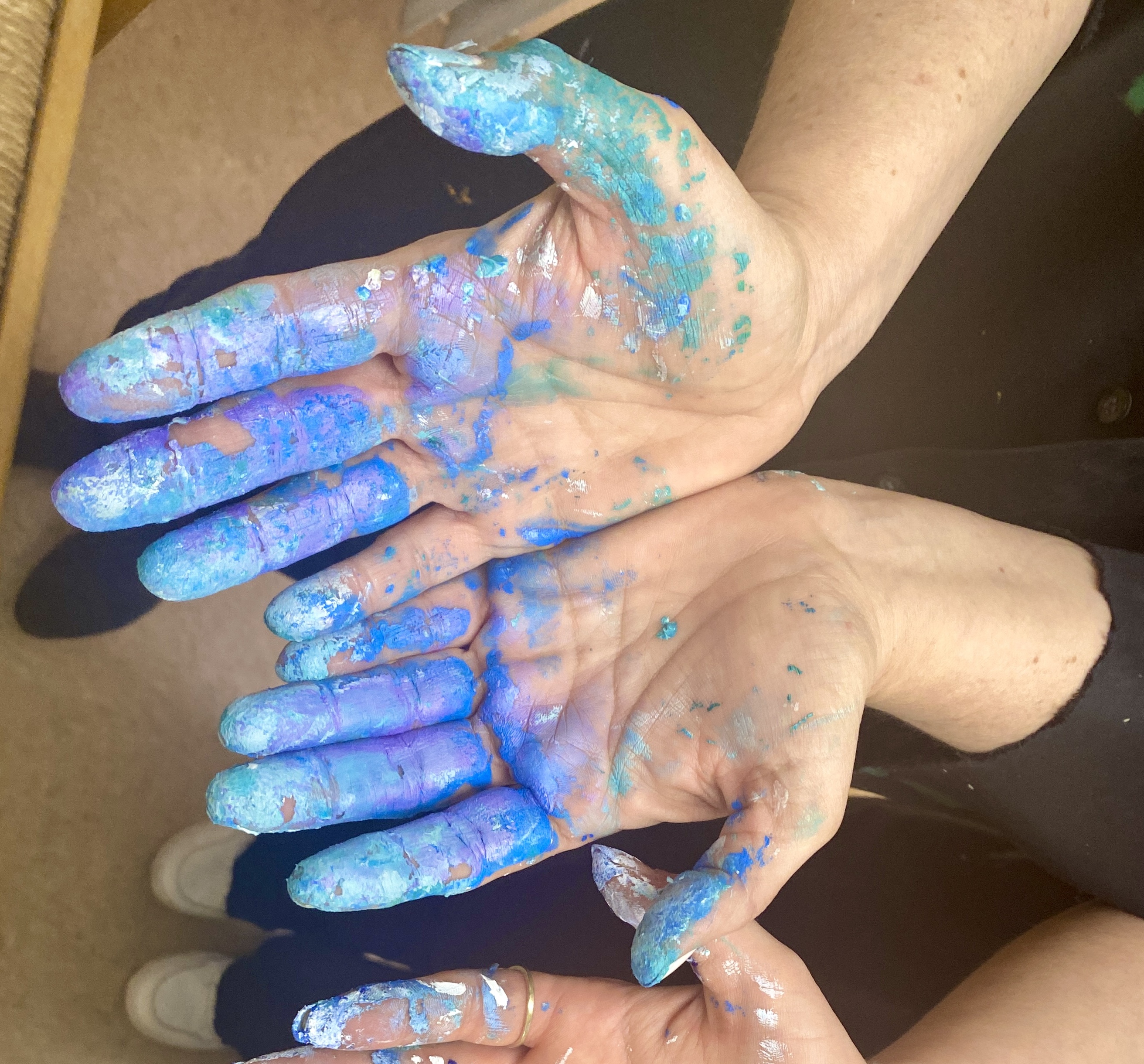 mit blauer Farbe bemalte Hände