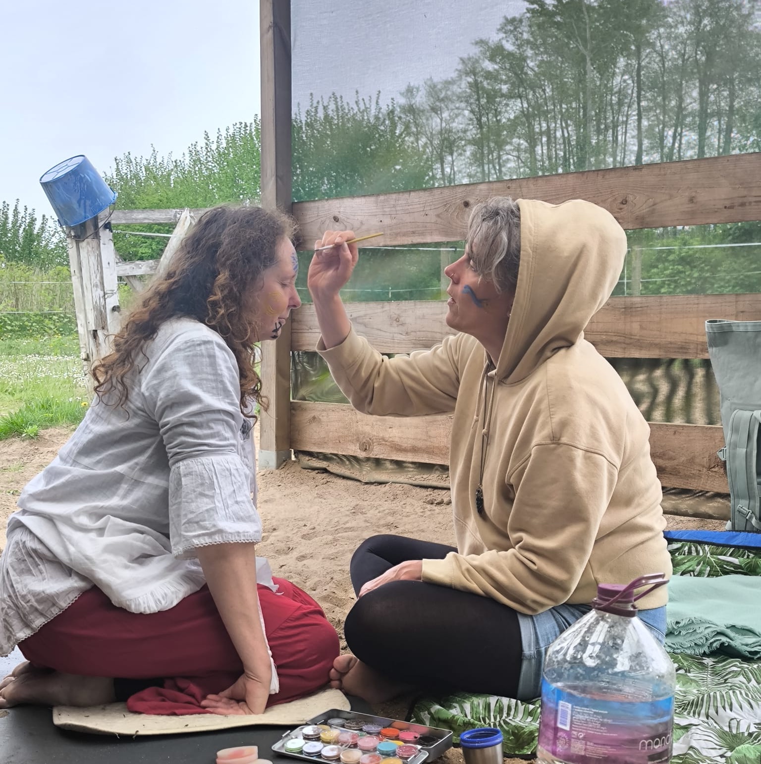 Zwei Frauen auf Boden sitzend 