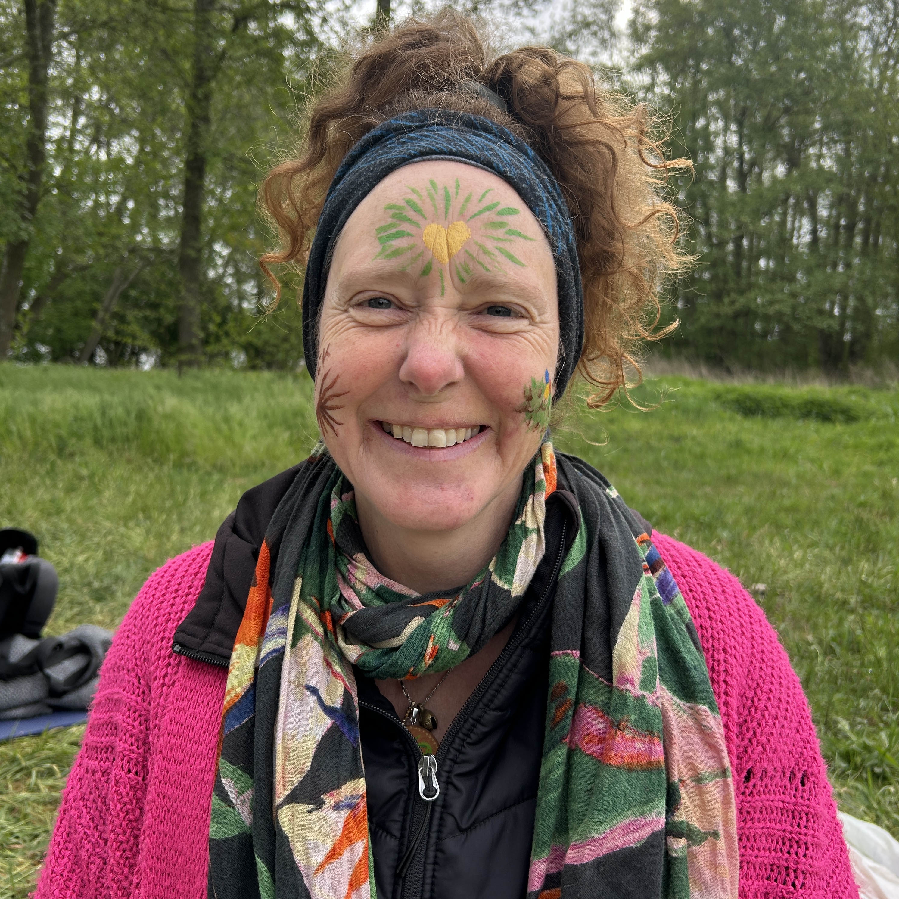 Lachende Frau mit bemaltem Gesicht